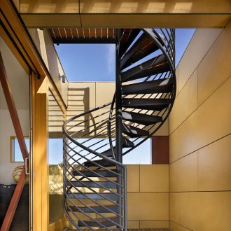 Schwarze und braune Wendeltreppe
