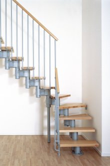 Schöne Wendeltreppe im Inneren des Hauses
