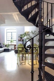 Schwarze Metallwendeltreppe im Haus
