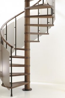 Wendeltreppe aus Holz und Milchglas