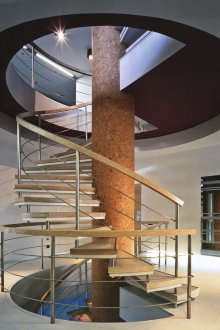 Schöne Wendeltreppe zwischen den Etagen