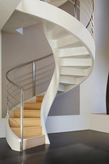 Weiße und beige moderne Wendeltreppe