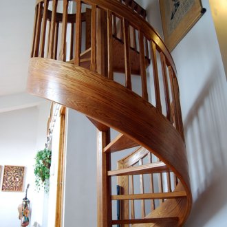 Hölzerne Wendeltreppe im Haus