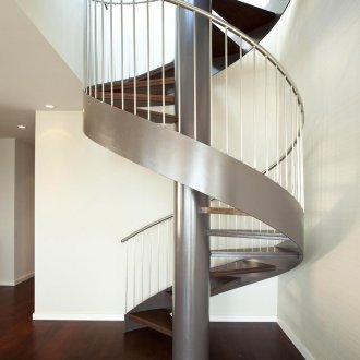 Silberbraune Wendeltreppe