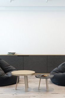 Oturma odasında siyah fasulye torbaları