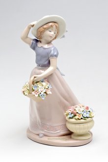 Figürchenmädchen mit Blumen für Innendekoration