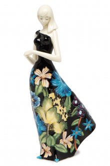 Figürchenmädchen in einem Kleid für den Innenraum
