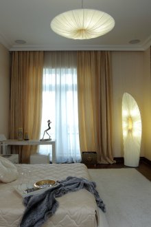 Chambre spacieuse beige et noire
