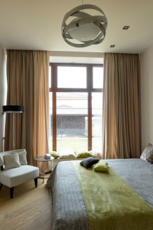 Accents d'olive dans une chambre marron et grise