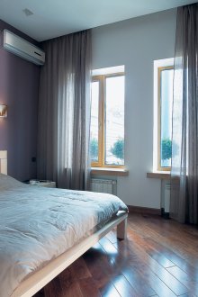 Mur violet dans la chambre