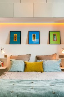Accents turquoise et bleu dans la chambre