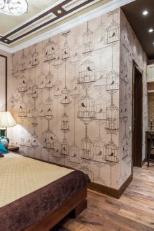 Design insolite dans une chambre beige et marron
