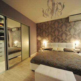 Chambre blanche et marron avec placard intégré