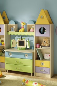 Petite armoire de rangement dans la pépinière