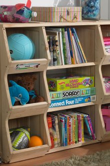 Bibliothèque en bois dans une pépinière pour un garçon