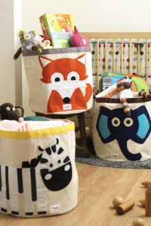 Paniers en tissu avec des animaux dans la pépinière