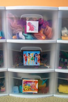 Contenants en plastique pour ranger les jouets dans la pépinière