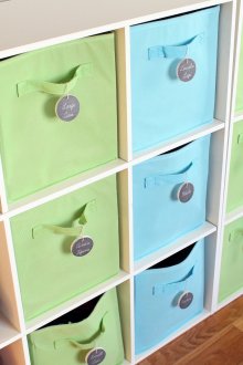 Paniers verts et bleus dans un rack