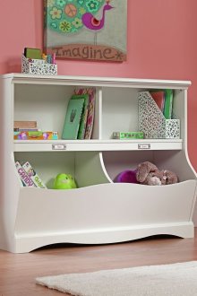 Commode blanche pour ranger les jouets dans la pépinière