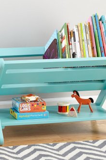 Étagère turquoise pour livres en pépinière