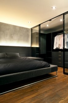 Spogliatoio con ante in vetro nella camera da letto