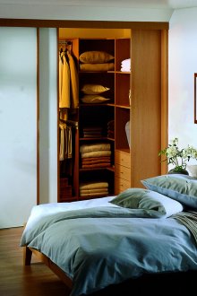 Accogliente spogliatoio in camera da letto
