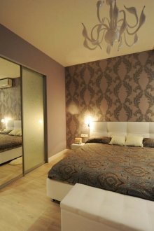 Spogliatoio in camera da letto in stile moderno