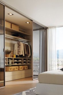 Spogliatoio con porte in vetro all'interno della camera da letto