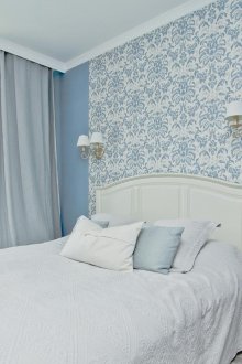 Camera da letto blu e bianco