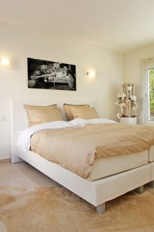 Accogliente camera da letto beige e bianca