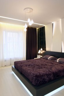 Colori neri, bianchi e viola all'interno della camera da letto