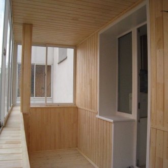 Balkon dekorasyonunda ahşap kaplama