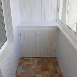 Balkon dekorasyonunda beyaz dikiş astarı