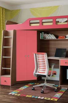Pembe ve kahverengi çatı katı yatağı