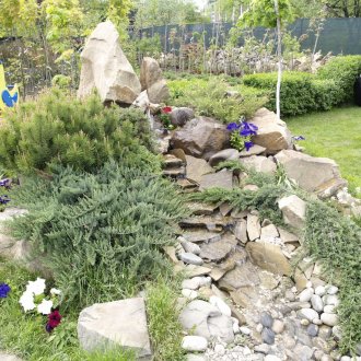 Scivolo alpino con una cascata nel giardino