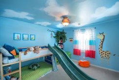 Μπλε οροφή με λευκά σύννεφα σε παιδικό δωμάτιο