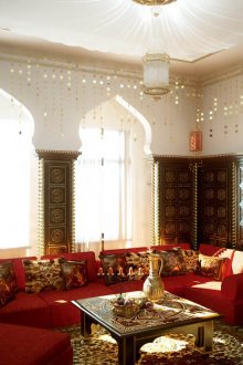 Muebles de estilo árabe en el interior.
