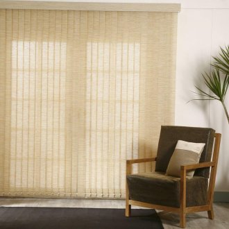 Tende verticali beige naturali nel soggiorno