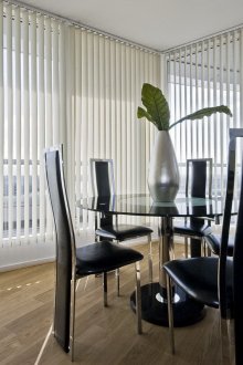 Tende verticali bianche nella sala da pranzo