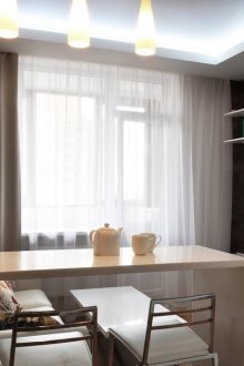 Dapur dengan bar sarapan dan sofa