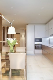 Dapur coklat dan putih yang luas