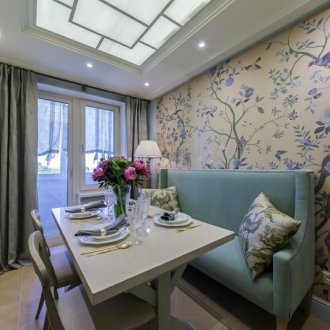 Dapur bergaya dengan sofa dan dinding bunga.