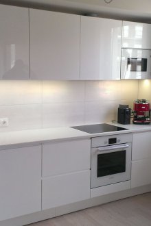 Parlak beyaz modern tarzı kulaklık