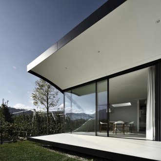 Siyah ve beyaz Art Nouveau evin cephe