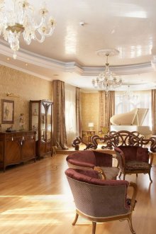Art Nouveau evindeki geniş oturma odası
