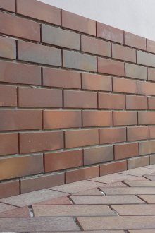 Klinker çinileri ile cephenin kısmi dekorasyonu
