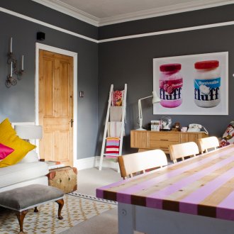 Éclectisme à l'intérieur d'un salon blanc-gris