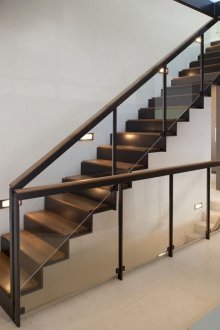 Merdivenler için modern cam, ahşap ve metal korkuluklar