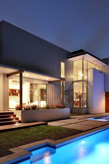 Modern yüksek teknoloji havuz evi