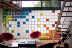 Vegg av fargede glassblokker i stuen